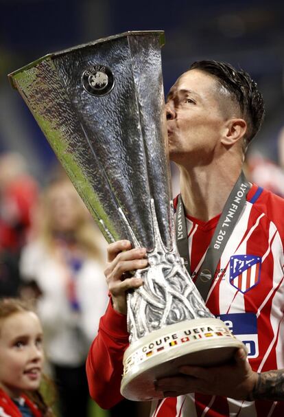 Fernando Torres besa el trofeo de Europa League al ganar 3-0 en la final contra Olympique Marsella, en Lyon (Francia), en mayo de 2018.