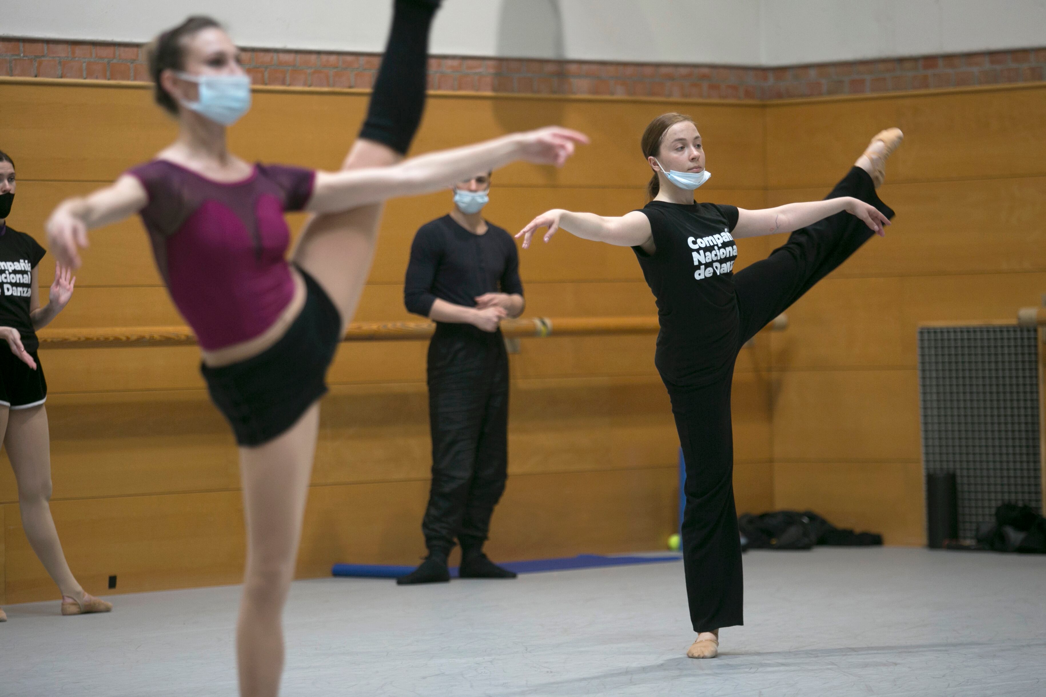 La bailarina ucrania Kateryna Chupina (derecha) durante un ensayo en la sede de la Compañía Nacional de Danza. 