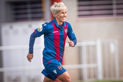 Sonia Bermúdez celebrando un gol con el Levante.