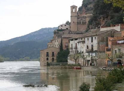 Imagen del Ebro a su paso por Miravet (Tarragona), con el nivel al máximo a causa de la crecida del caudal de los últimos días.