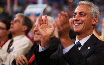 Rahm Emanuel aplaude las palabras de Bill Clinton este miércoles en Charlotte.