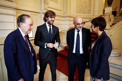 De izquierda a derecha, Gregorio Marañón, presidente del Teatro Real; Rosauro Varo, vicepresidente del consejo de administración de PRISA; Carlos Núñez, presidente ejecutivo de PRISA Media, e Isabel Rodríguez, portavoz del Gobierno. En el desayuno informativo, Joseph Oughourlian ha resaltado la calidad de los medios del grupo en el mercado español de prensa y radio, mayoritariamente de “derechas”.