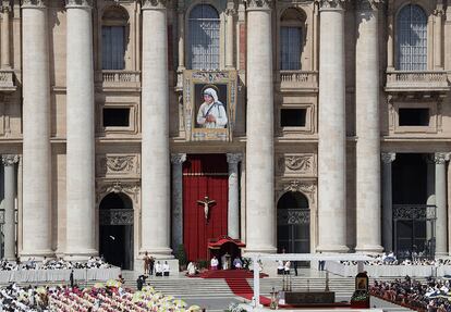 El papa Francisco ha proclamado santa a la Madre Teresa de Calcuta ante miles de fieles congregados en la plaza de San Pedro.