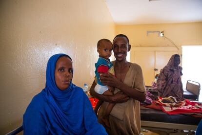 No es habitual ver a un padre acompañando a su esposa e hijo en un centro sanitario en Mauritania. Cheijna uld Abidine y Aïcha Ahmed posan así de esperanzados junto a su pequeño.