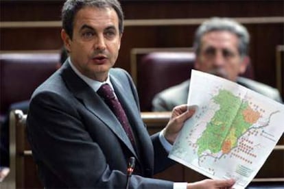 Zapatero muestra un mapa de la sequía en España durante la sesión de control al Gobierno en el Congreso.