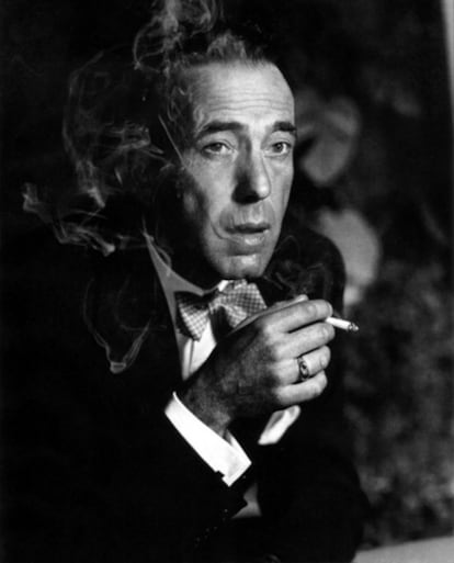 Humphrey Bogart es un icono del consumo de tabaco en las películas. Sus célebres interpretaciones en <i>Casablanca<i></i> o en <i>El Halcón Maltés<i></i>, entre otras, siempre va acompañado del clásico gesto de liarse un cigarrillo y prenderlo en plena escena.</i></i>