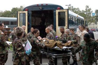Soldados estadounidenses trasladan a compañeros heridos a su llegada al hospital militar de Landstuhl, en Alemania.