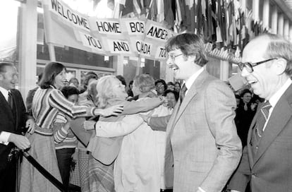 Recepção no Departamento de Estado a Robert Anders (no centro, de branco), um dos seis diplomatas americanos que os canadenses ajudaram a fugir do Irã alguns dias antes do ataque. A história rocambolesa de como eles conseguiram contornar o ataque à Embaixada dos EUA é contada, dramatizada, no filme 'Argo'.