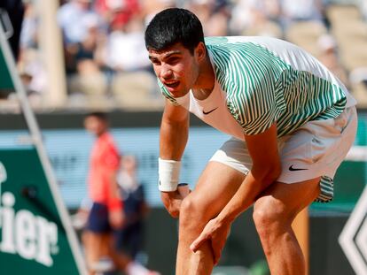 Alcaraz se duele de la pierna durante el partido contra Djokovic en la Philippe Chatrier.