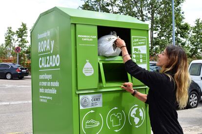 Una mujer recicla ropa en uno de los contenedores de Humana, en una foto cedida por la fundación.