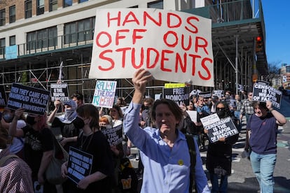 Manifestación de profesores de la Universidad de Columbia (Nueva York, EE UU) contra las cesiones a Trump de la dirección de la entidad