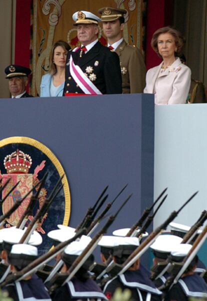 Los Reyes y los Príncipes de Asturias, en la tribuna de honor de la parada.