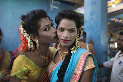 Las hijras hacen cola durante horas en el templo de Shri Koothandavar para asistir a la ceremonia de boda con el dios Aravan, que se celebra durante la puesta de sol. Este es uno de los días más felices del año para la comunidad.