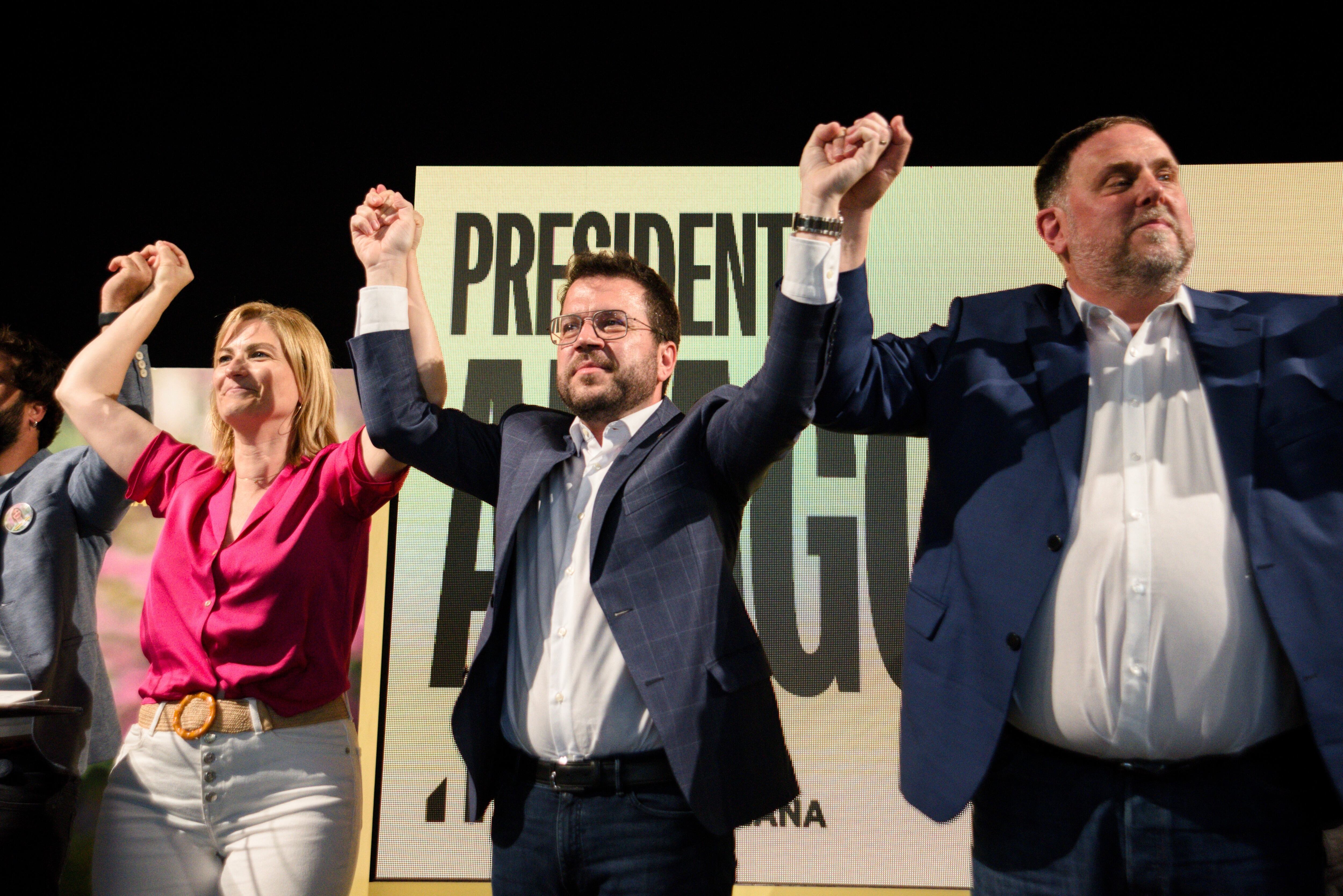 Desde la izquierda, la candidata de ERC por Tarragona, Raquel Sans; el presidente de la Generalitat y candidato Pere Aragonès y el presidente de ERC, Oriol Junqueras, durante el mitin de final de campaña celebrado en Tarragona.
