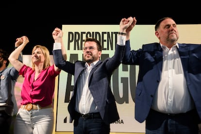 Desde la izquierda, la candidata de ERC por Tarragona, Raquel Sans; el presidente de la Generalitat y candidato Pere Aragonès y el presidente de ERC, Oriol Junqueras, durante el mitin de final de campaña celebrado en Tarragona.