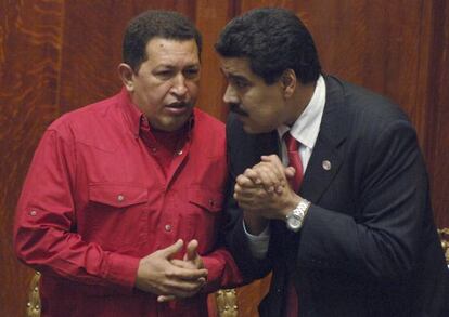 El presidente de Venezuela, Hugo Chavez (izquierda), habla con el canciller Nicolás Maduro.