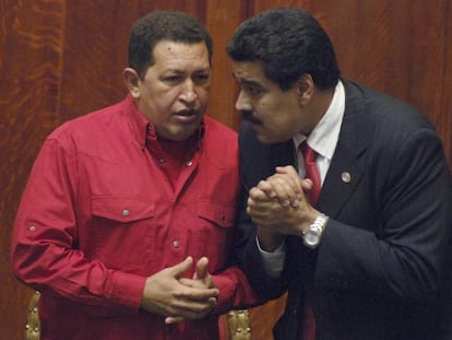 El presidente de Venezuela, Hugo Chavez (izquierda), habla con el canciller Nicolás Maduro.