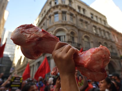 Em referência à fome no país, manifestantes levaram ossos de boi para protestar contra o Governo de Jair Bolsonaro no sábado.