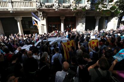 Protestes davant la seu del Departament d'Economia de la Generalitat.