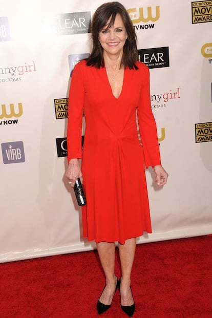 Sally Field muy elegante con este vestido tipo cóctel rojo que combinó con unos clásicos salones negros.