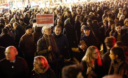 Multidão se manifesta nesta terça-feira na praça da República, em Paris