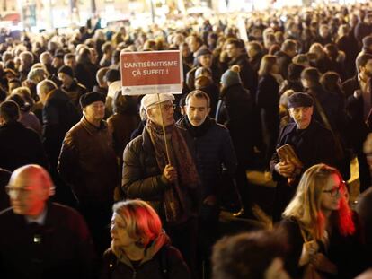 Multidão se manifesta nesta terça-feira na praça da República, em Paris