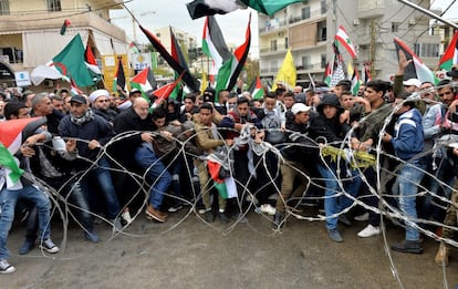 Manifestantes propalestinos se manifiestan frente a la embajada de Estados Unidos.