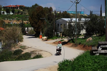 General view of the Havat Gilad settlement, considered illegal even by the State of Israel itself. 