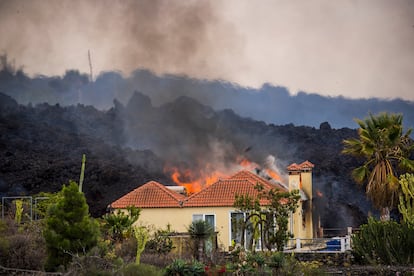 Lava entra em uma casa de El Paraíso, nesta segunda-feira. 