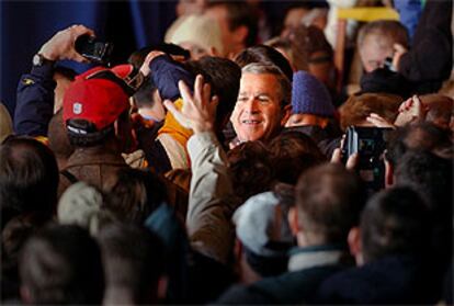 El presidente norteamericano, George W. Bush, rodeado de simpatizantes en una intervención electoral el pasado fin de semana.