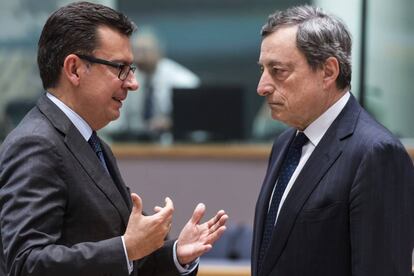 Román Escolano, ministro de Economía de España, con Mario Draghi, presidente del BCE 