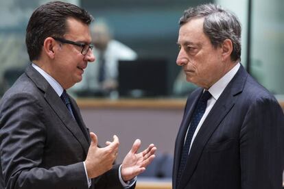 Román Escolano, ministro de Economía de España, con Mario Draghi, presidente del BCE
