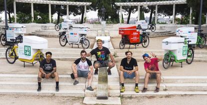 Alejandro Corroto, fundador de Mensos (segundo por la izquierda), junto a empleados y bicicletas de la compa&ntilde;&iacute;a.