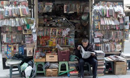 Un kiosko de periódicos y revistas, en Ciudad de México.