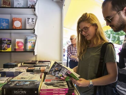 Lectores en la pasada Feria del Libro de Madrid.