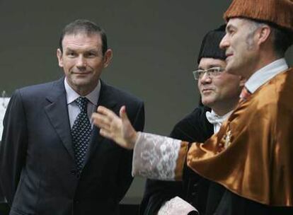 El <i>lehendakari</i>, con el rector y el vicerrector de la Universidad del País Vasco en la inauguración del nuevo curso.