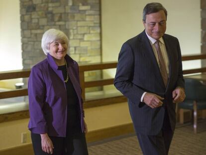 Los presidentes de la Reserva Federal, Janet Yellen, y del BCE, Mario Draghi, en una foto de 2015