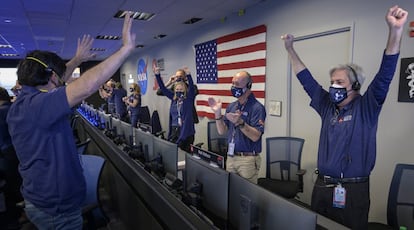 Miembros del equipo 'Perseverance' de la NASA celebran el aterrizaje del vehículo, en el Jet Propulsion Laboratory de la agencia espacial, en Pasadena.