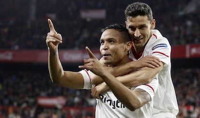 Navas celebra con Muriel su gol al Barcelona.