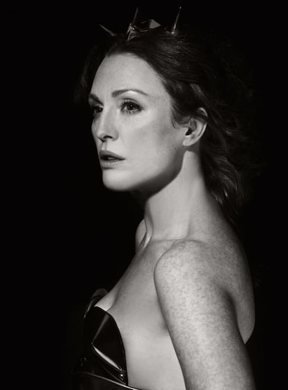 La actriz Julianne Moore posó para el calendario Pirelli en 2011. En esta ocasión, el fotógrafo fue el mediático Karl Lagerfeld.