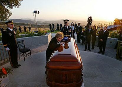 El propio Reagan pidió ser enterrado en Simi Valley (California), frente al Pacífico, al atardecer.