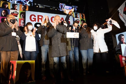 El candidato a la Presidencia de la Junta de Castilla y León por ¡Soria ya!, Ángel Ceña (en el centro), aplaude junto a otros miembros de la plataforma después de valorar los resultados obtenidos por su formación en los comicios para Castilla y León, en Soria, este domingo.