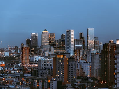 Vista panorámica de Londres (Reino Unido) con rascacielos modernos del distrito financiero Canary Wharf.