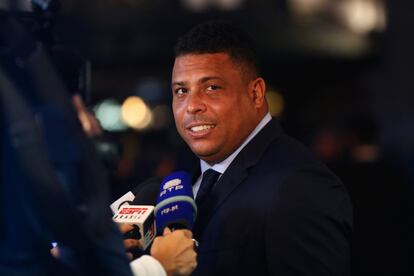 El exjugador de fútbol Ronaldo atiende a los medios antes de la gala.