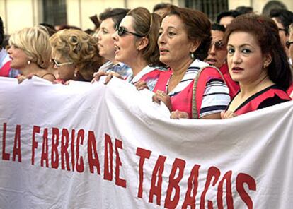 Trabajadoras de Altadis durante una concentración ayer ante el Ayuntamiento de Sevilla.