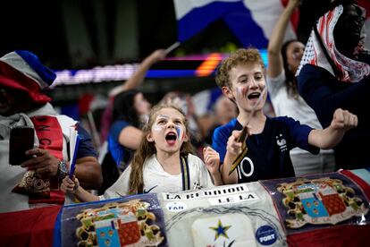 Aficionados franceses animan a sus jugadores antes del inicio del partido.