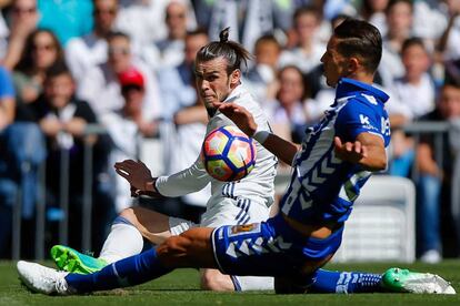 Bale y Feddal, durante el partido de Liga en el Santiago Bernabeu.