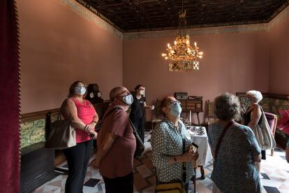 Los primeros visitantes a la Casa Amatller observan uno de los techos.