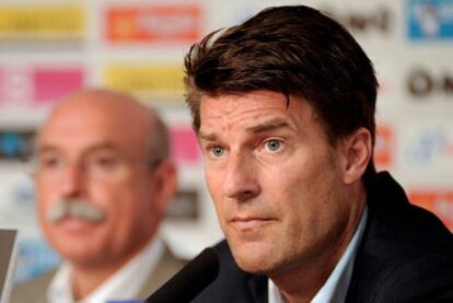 Michael Laudrup y, al fondo, Llorenc Serra Ferrer.