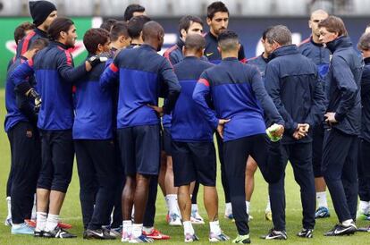 Vilanova charla con el equipo en el entrenamiento en Múnich.